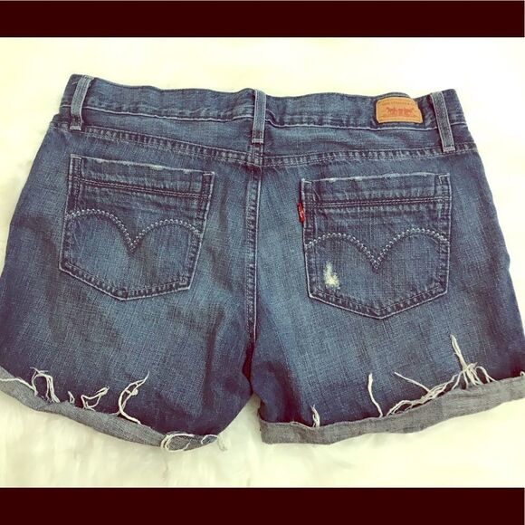 Ladies Levi’s denim shorts - Picture 1 of 5